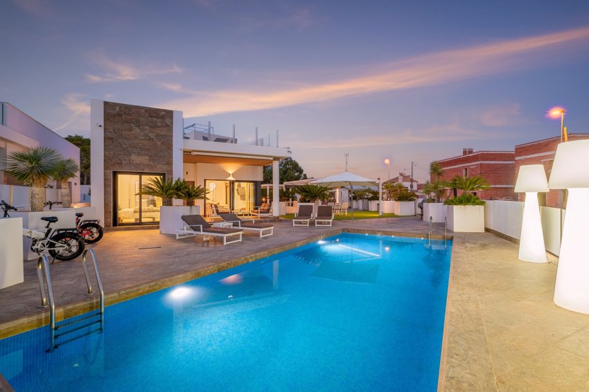 Resale - Villa -
Orihuela Costa - Villamartín
