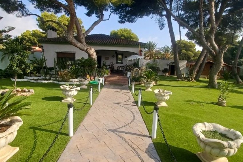 Resale - Villa -
Orihuela Costa