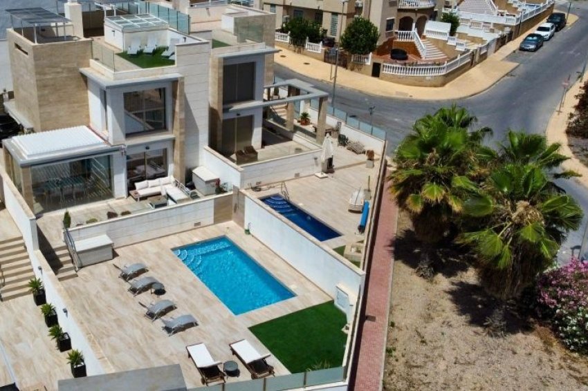 Resale - Villa -
Orihuela Costa