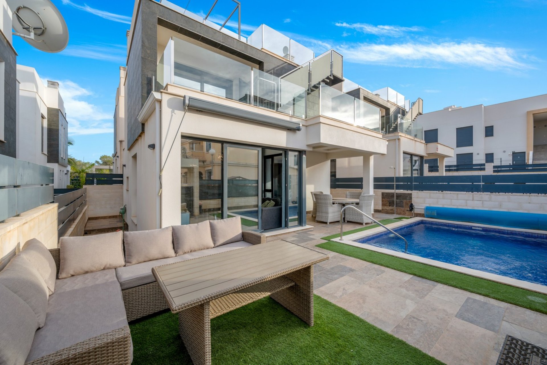 Resale - Villa -
Orihuela Costa