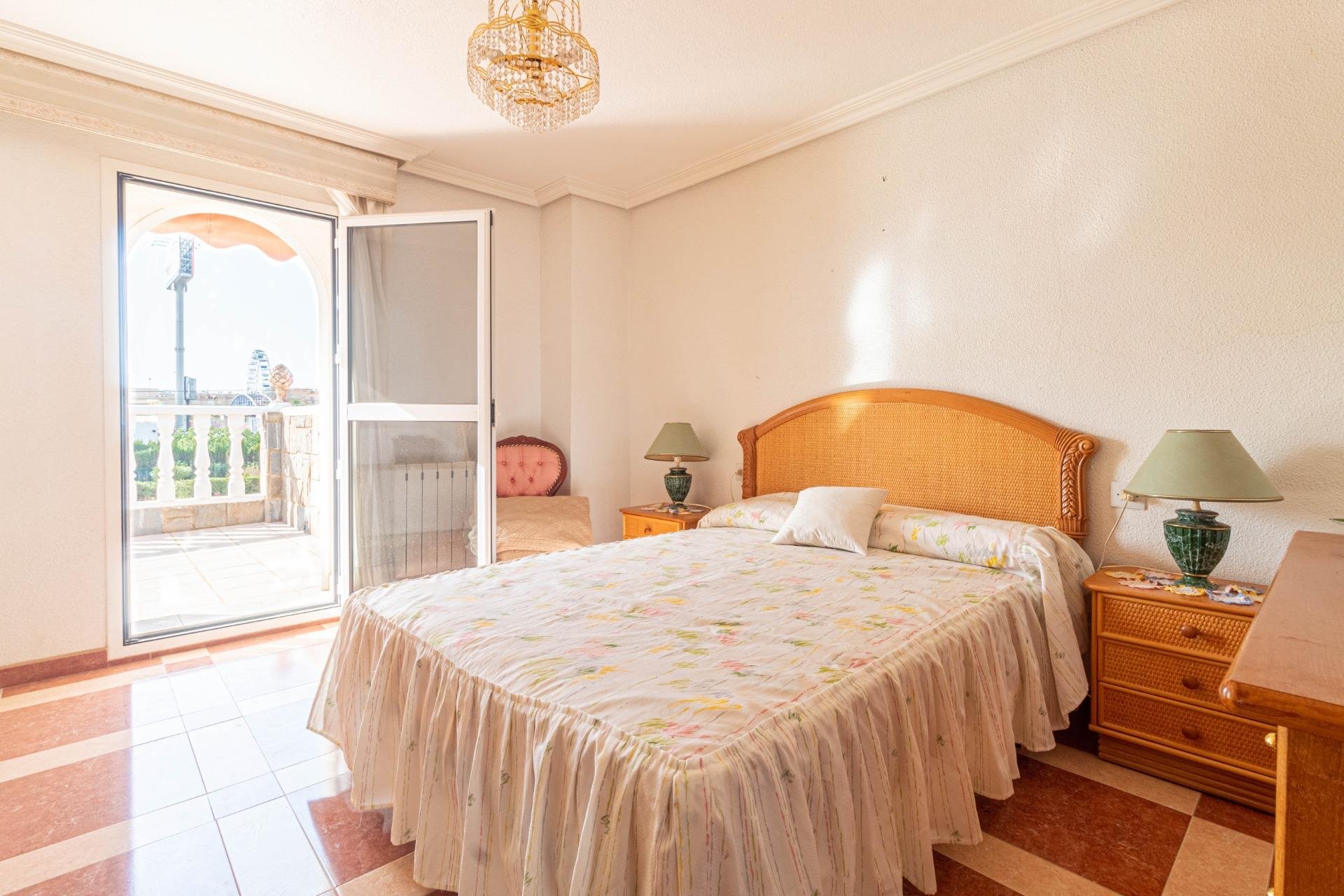 Resale - Villa -
Orihuela Costa