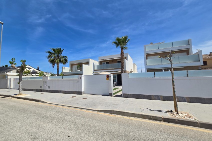 Resale - Villa * -
Pilar de la Horadada *