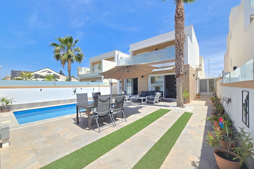 Resale - Villa * -
Pilar de la Horadada *