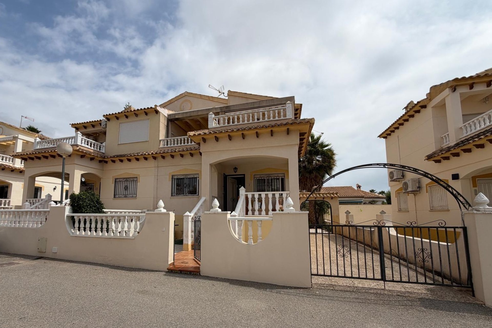 Resale - Villa -
Playa Flamenca - Orihuela Costa