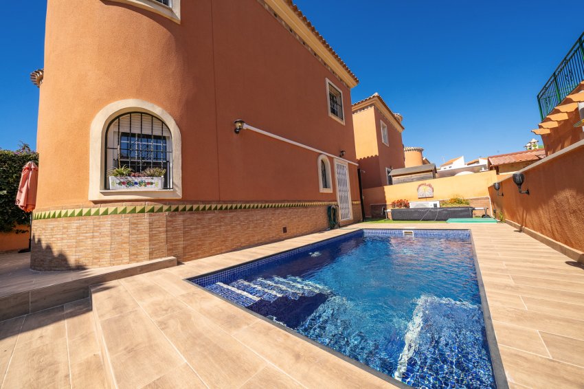 Resale - Villa -
Playa Flamenca - Sportcentre