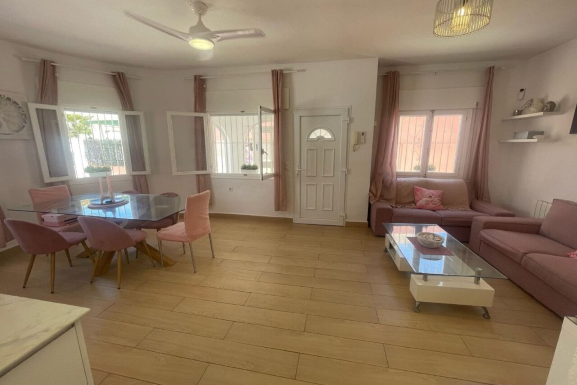 Resale - Villa -
Playa Flamenca