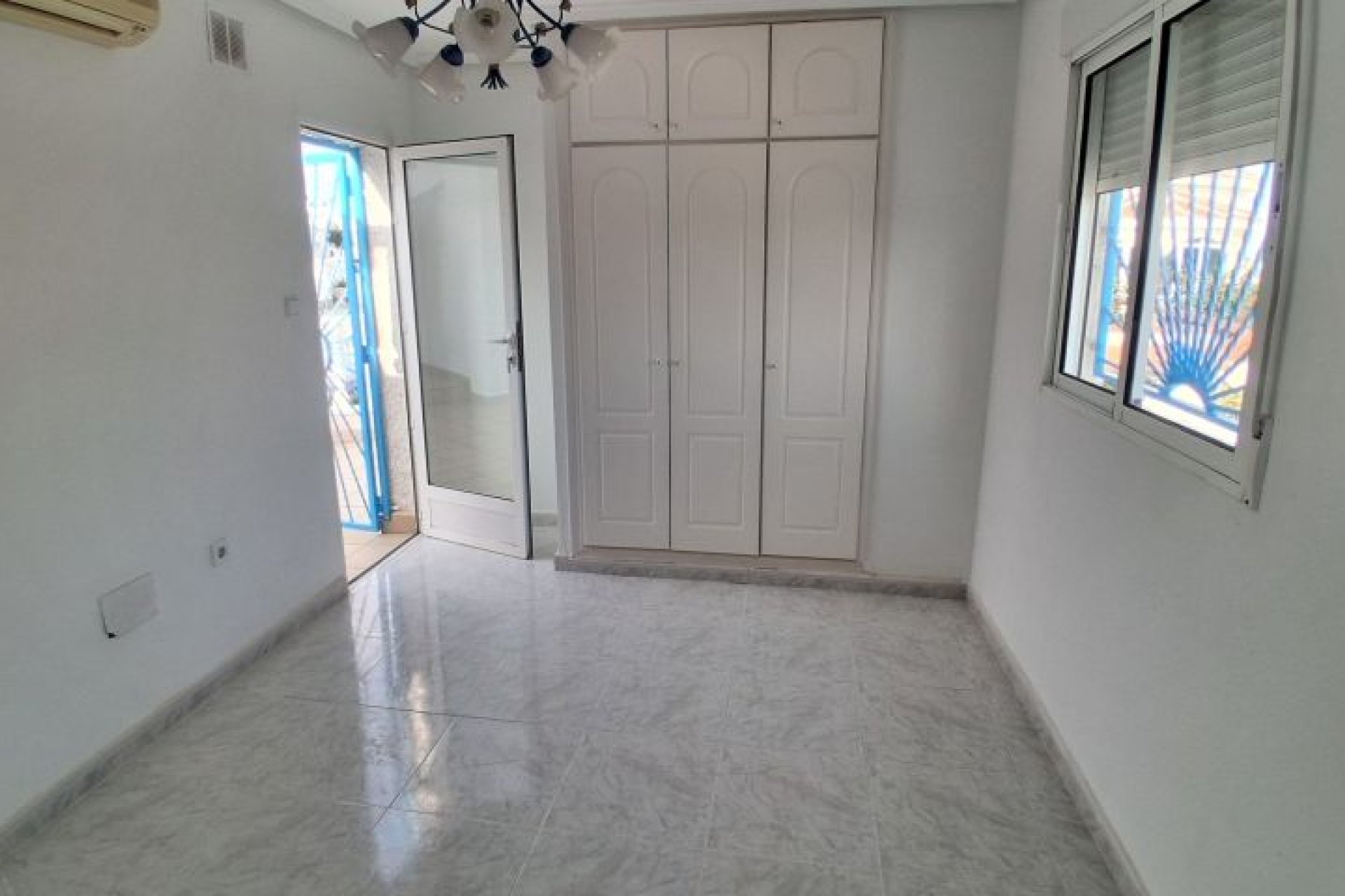 Resale - Villa -
Rojales