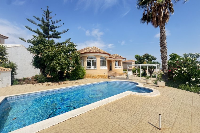 Resale - Villa -
San Miguel - San Miguel de Salinas