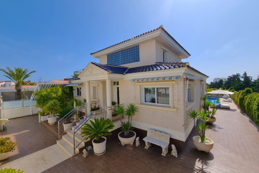 Resale - Villa -
Torrevieja - La Mata