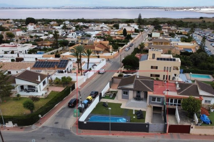 Resale - Villa -
Torrevieja