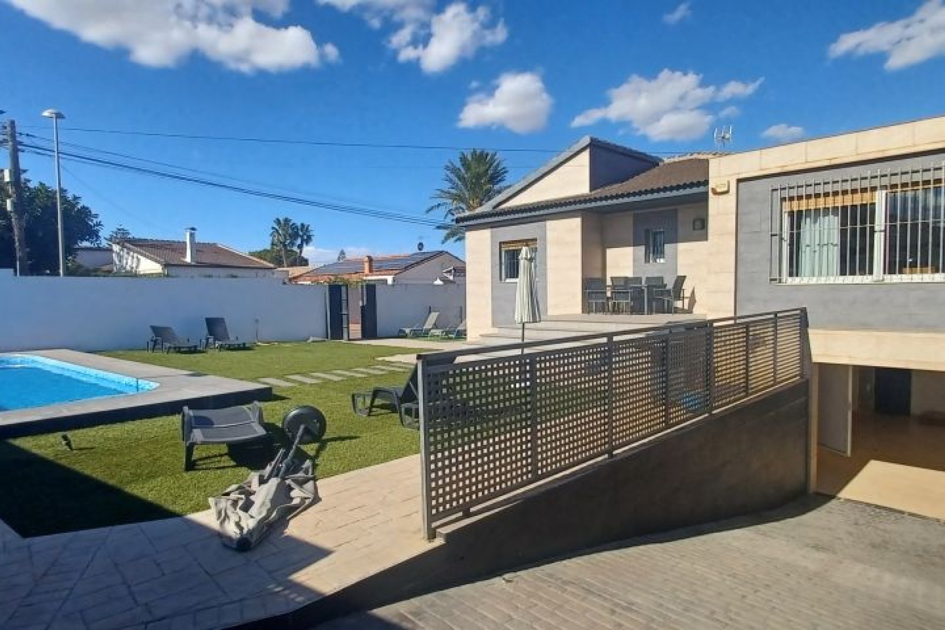 Resale - Villa -
Torrevieja