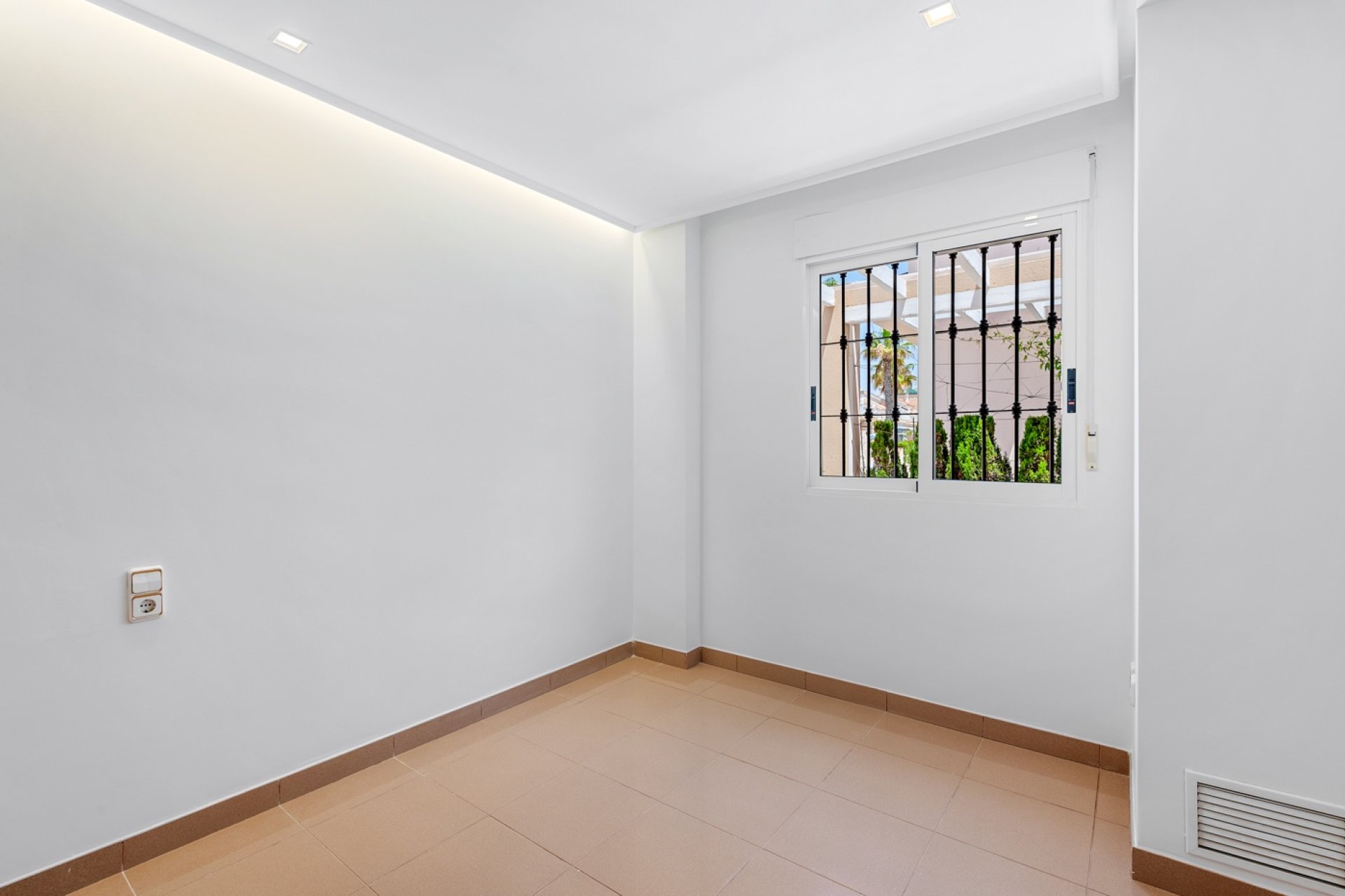 Resale - Villa -
Torrevieja