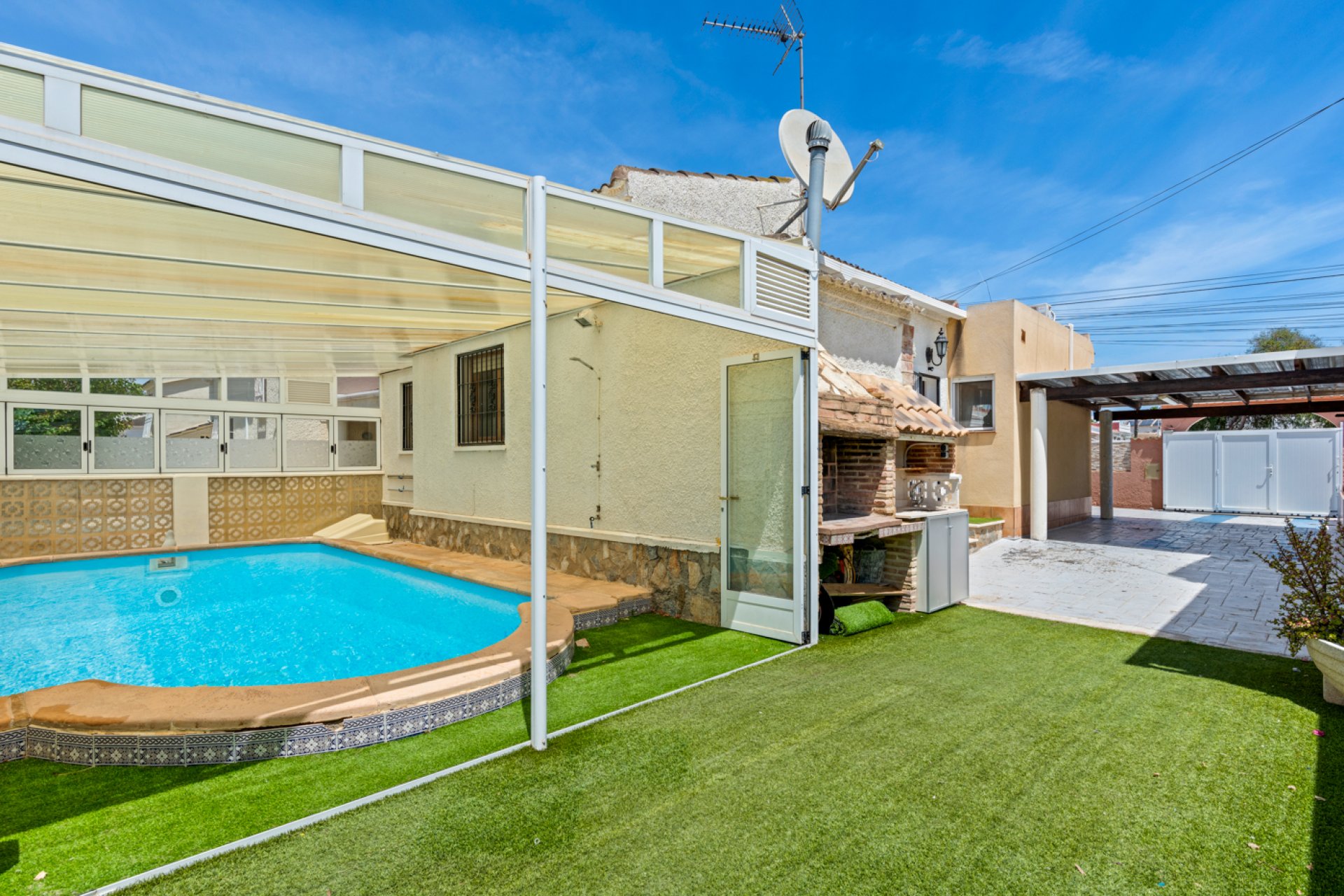 Resale - Villa -
Torrevieja