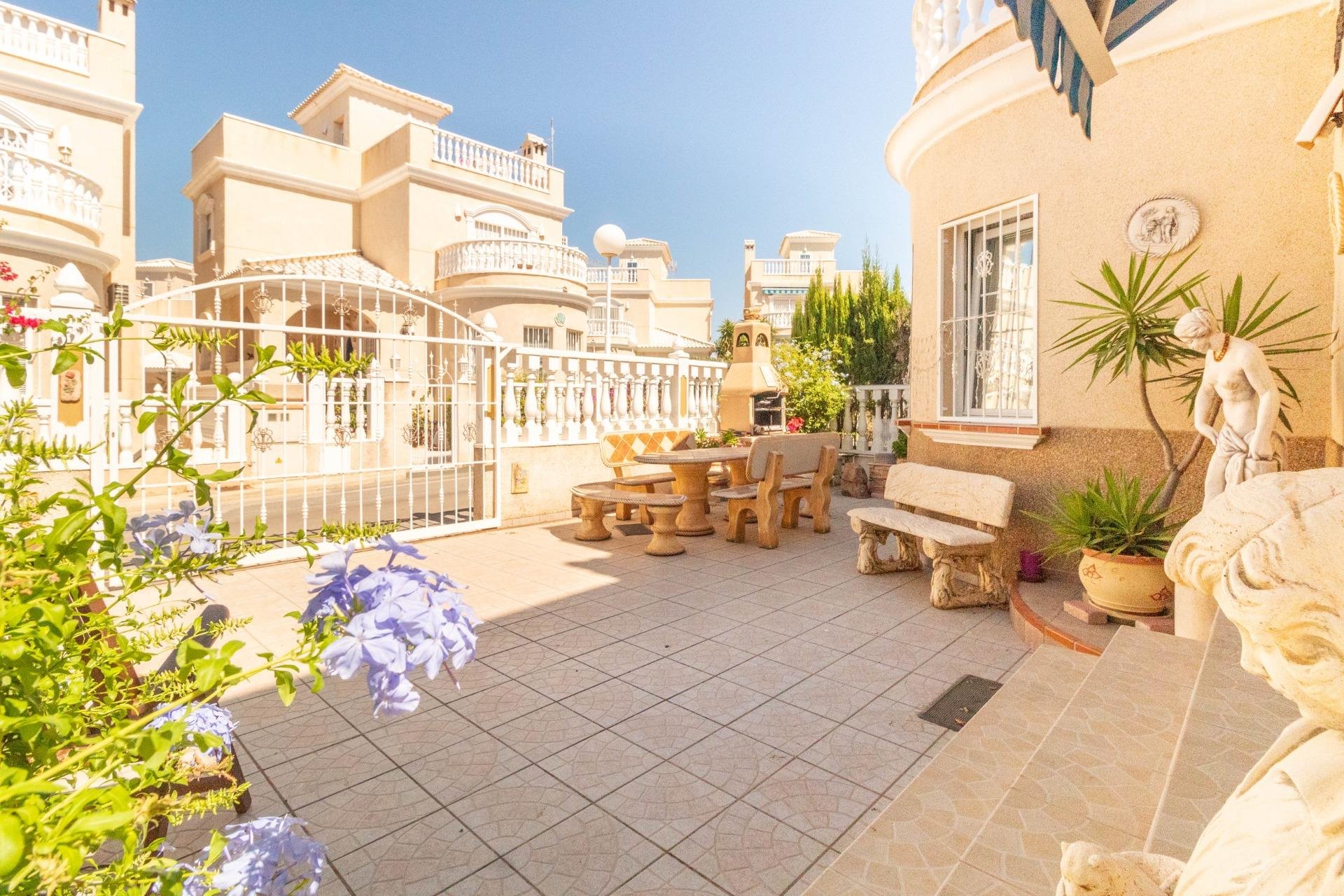 Resale - Villa -
Torrevieja