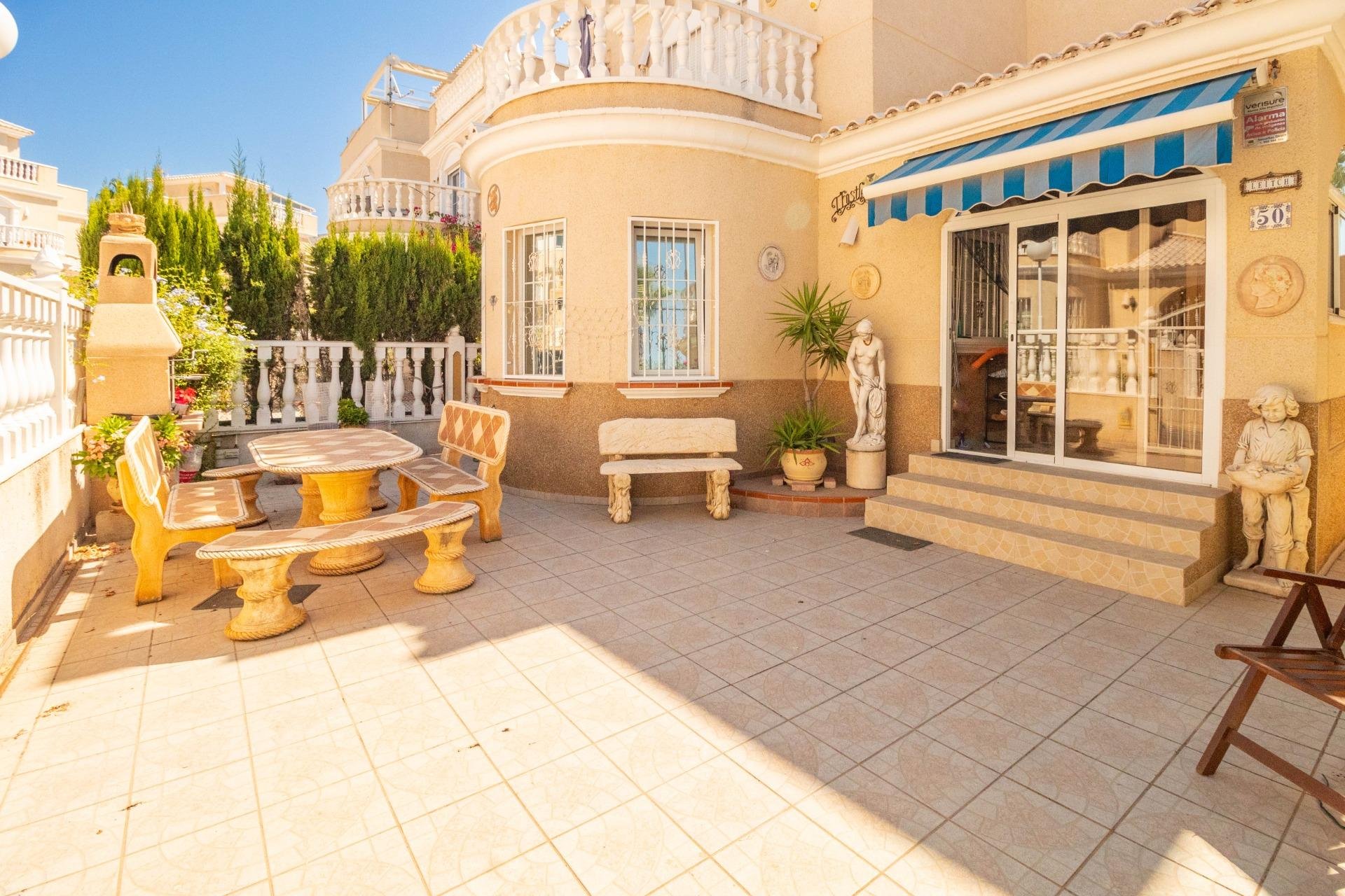 Resale - Villa -
Torrevieja