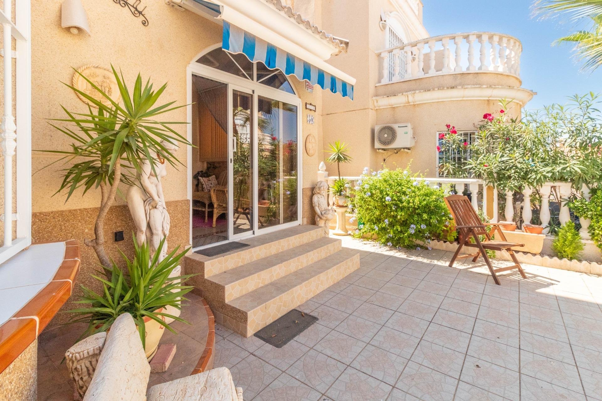 Resale - Villa -
Torrevieja