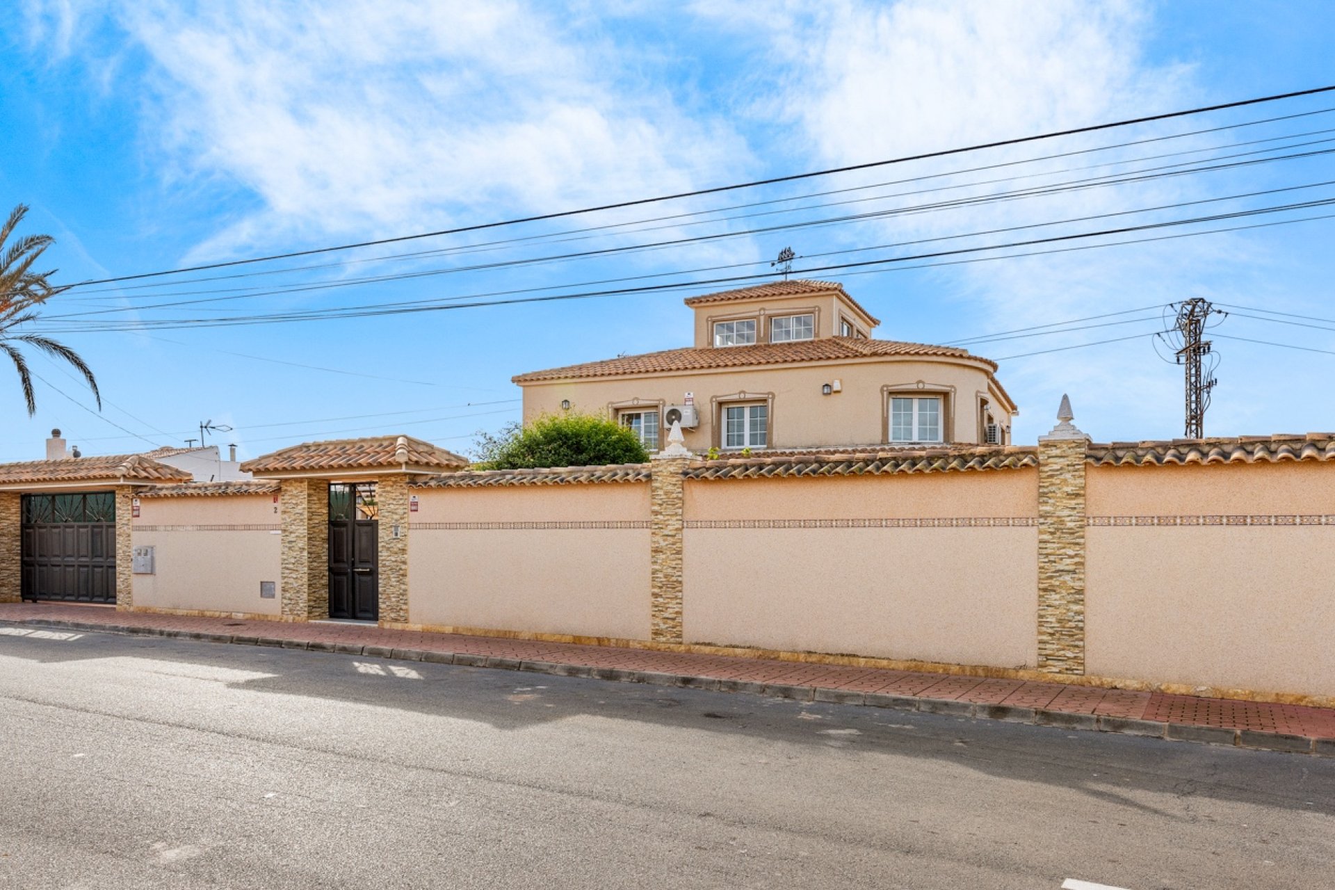 Resale - Villa -
Torrevieja