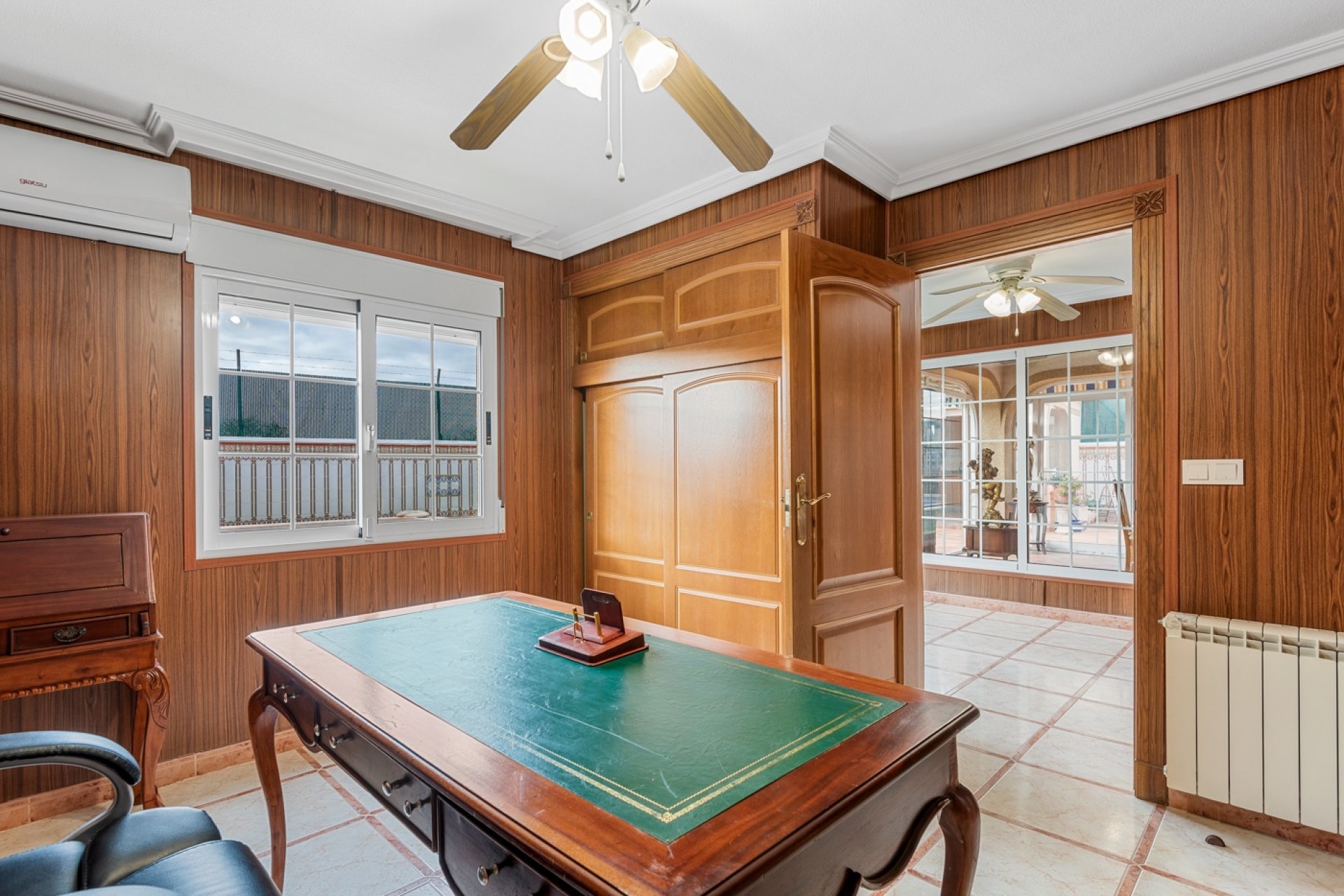 Resale - Villa -
Torrevieja