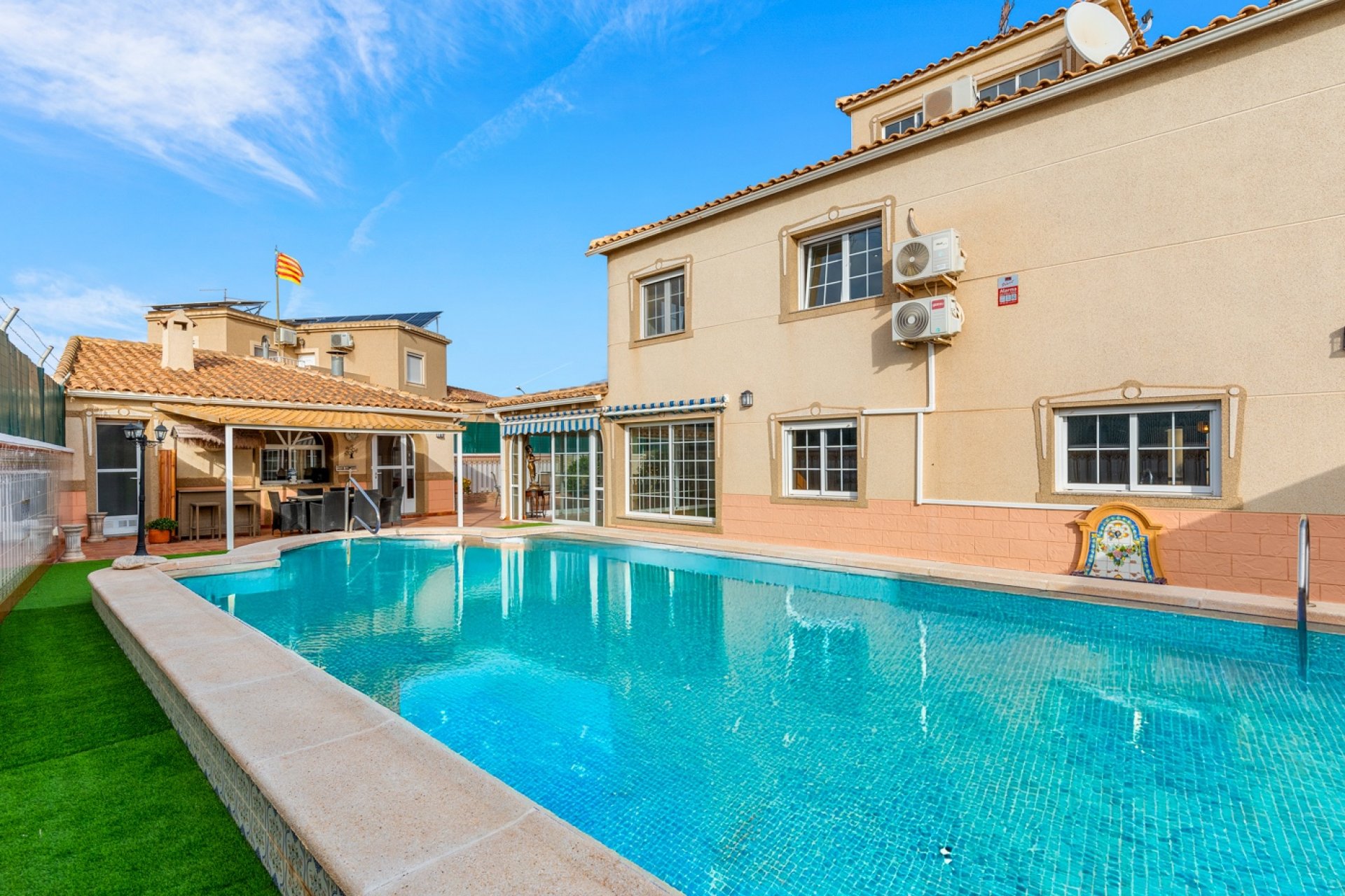Resale - Villa -
Torrevieja