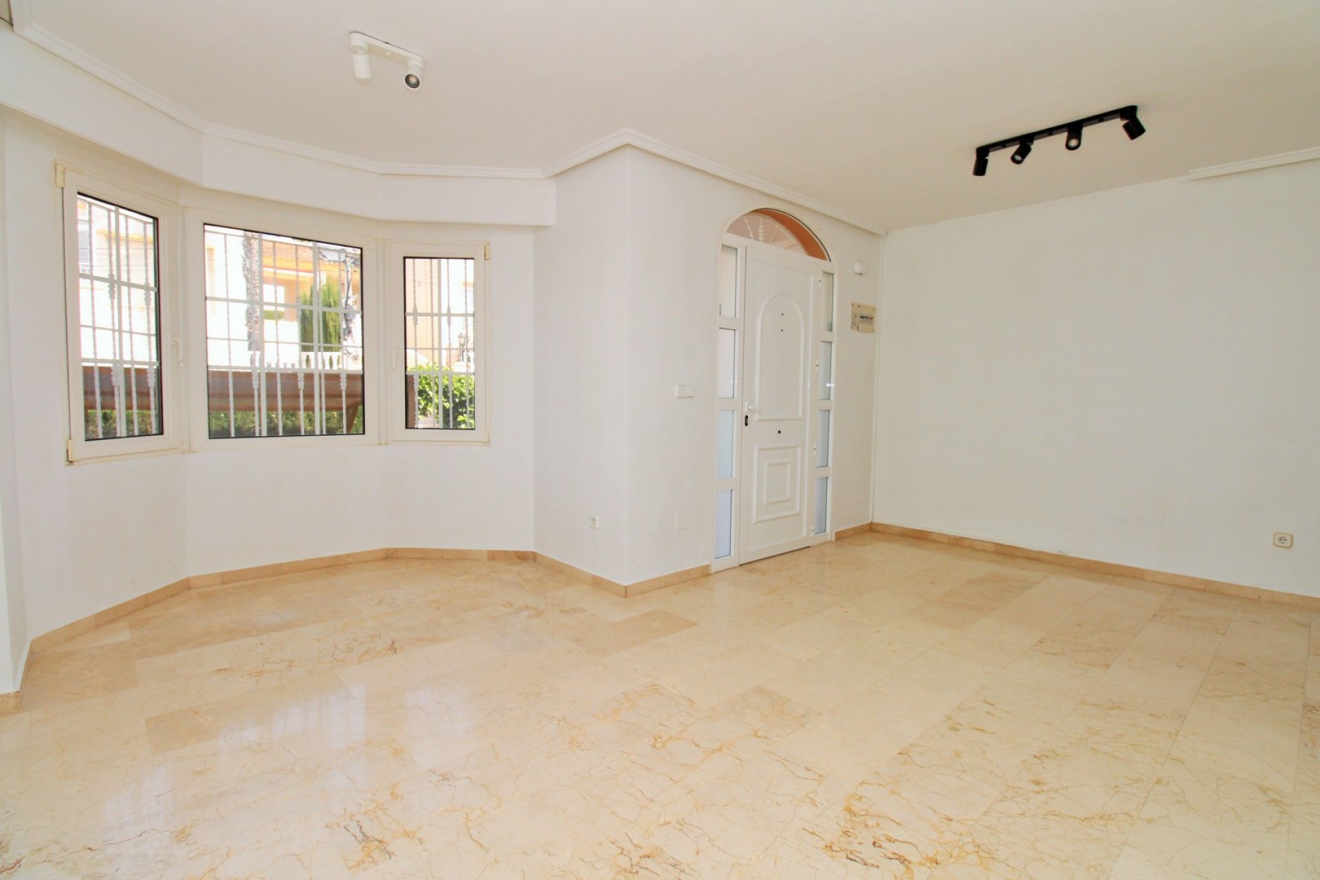 Reventa - Adosado -
Villamartin - Villamartín