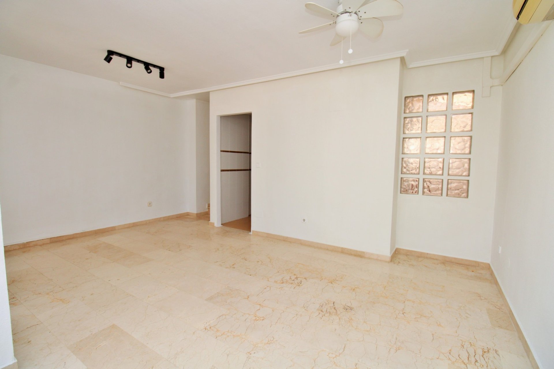 Reventa - Adosado -
Villamartin - Villamartín