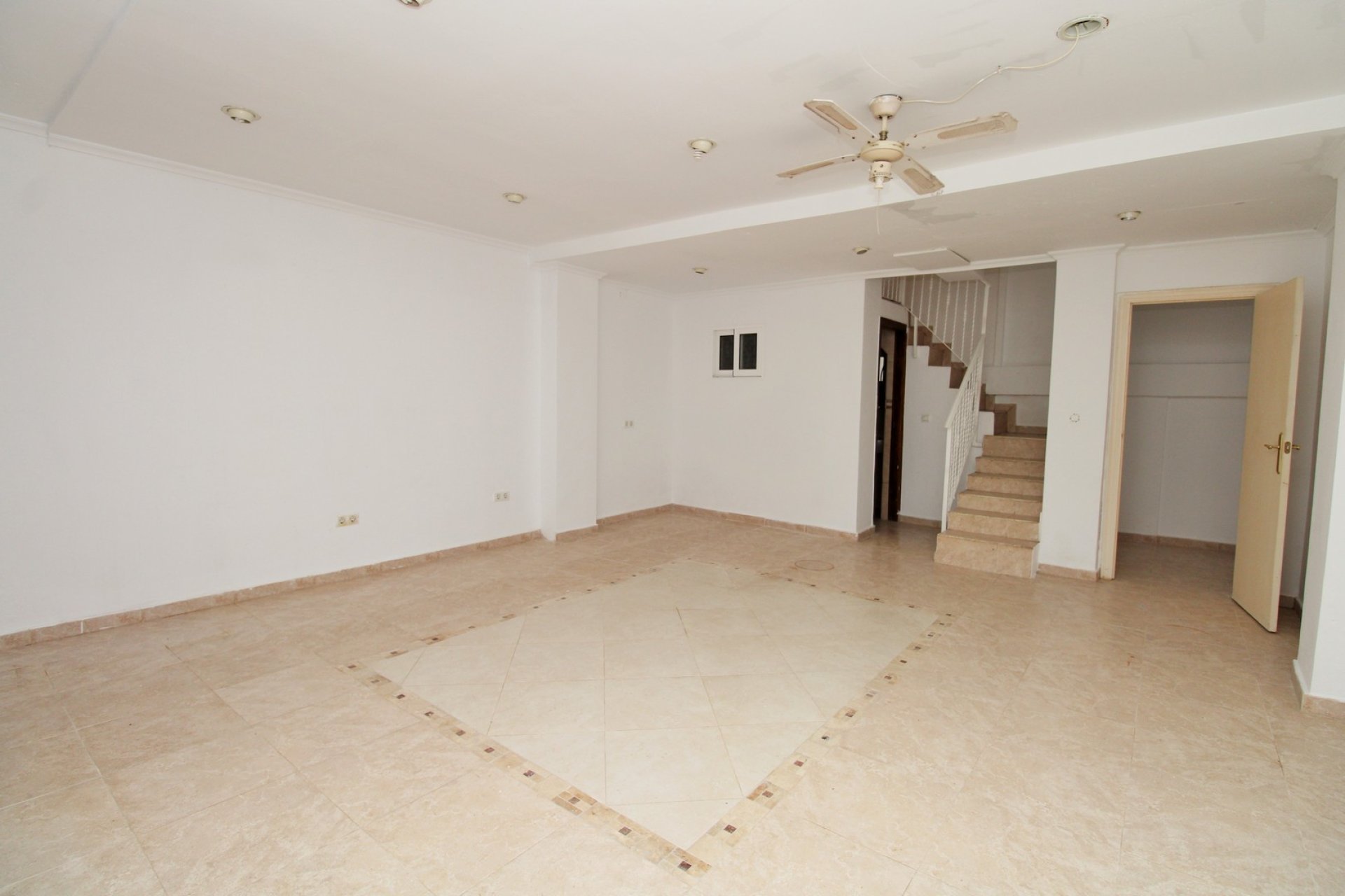 Reventa - Adosado -
Villamartin - Villamartín