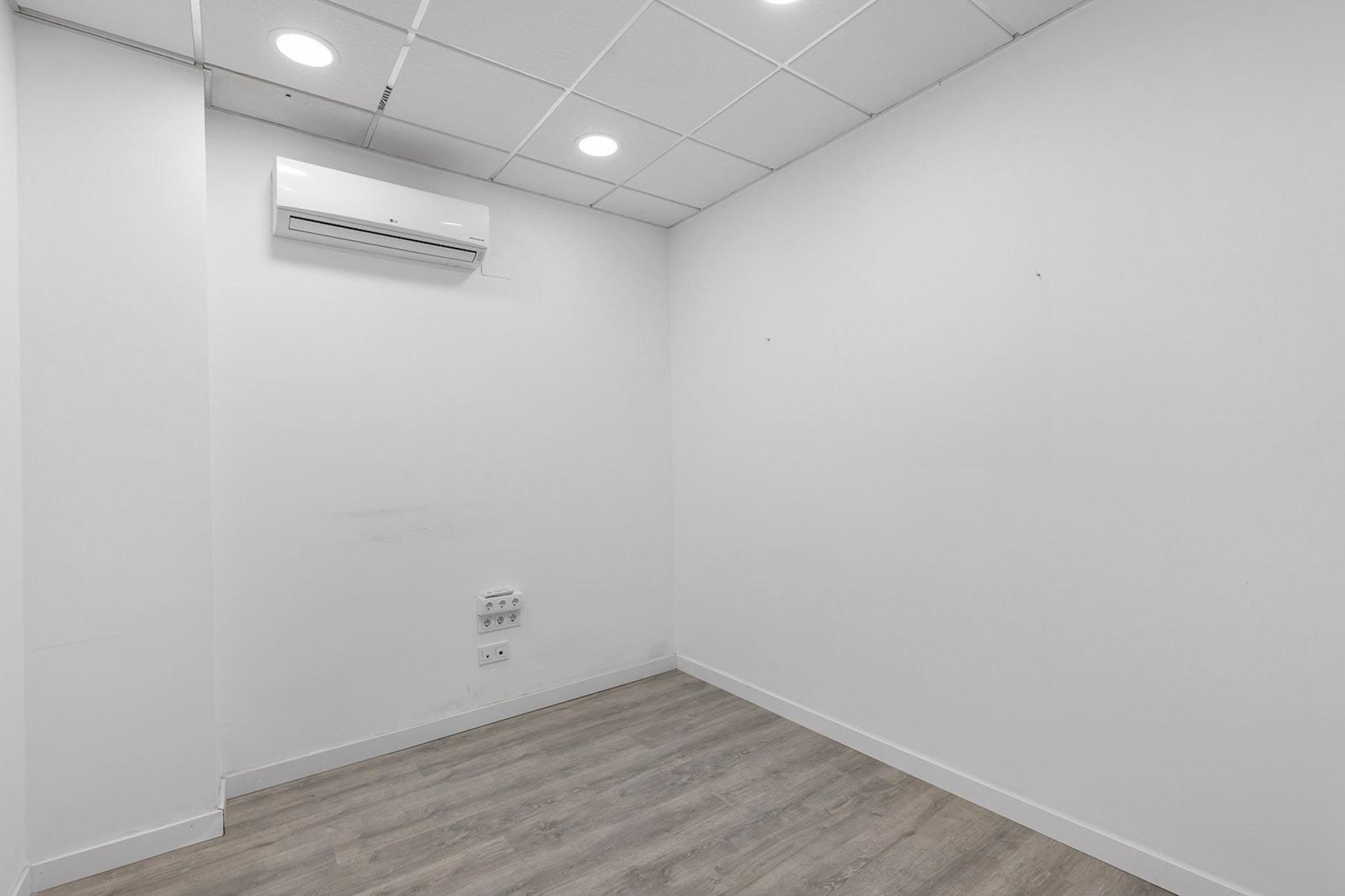 Reventa - Commercial Unit -
Torrevieja - La Mata