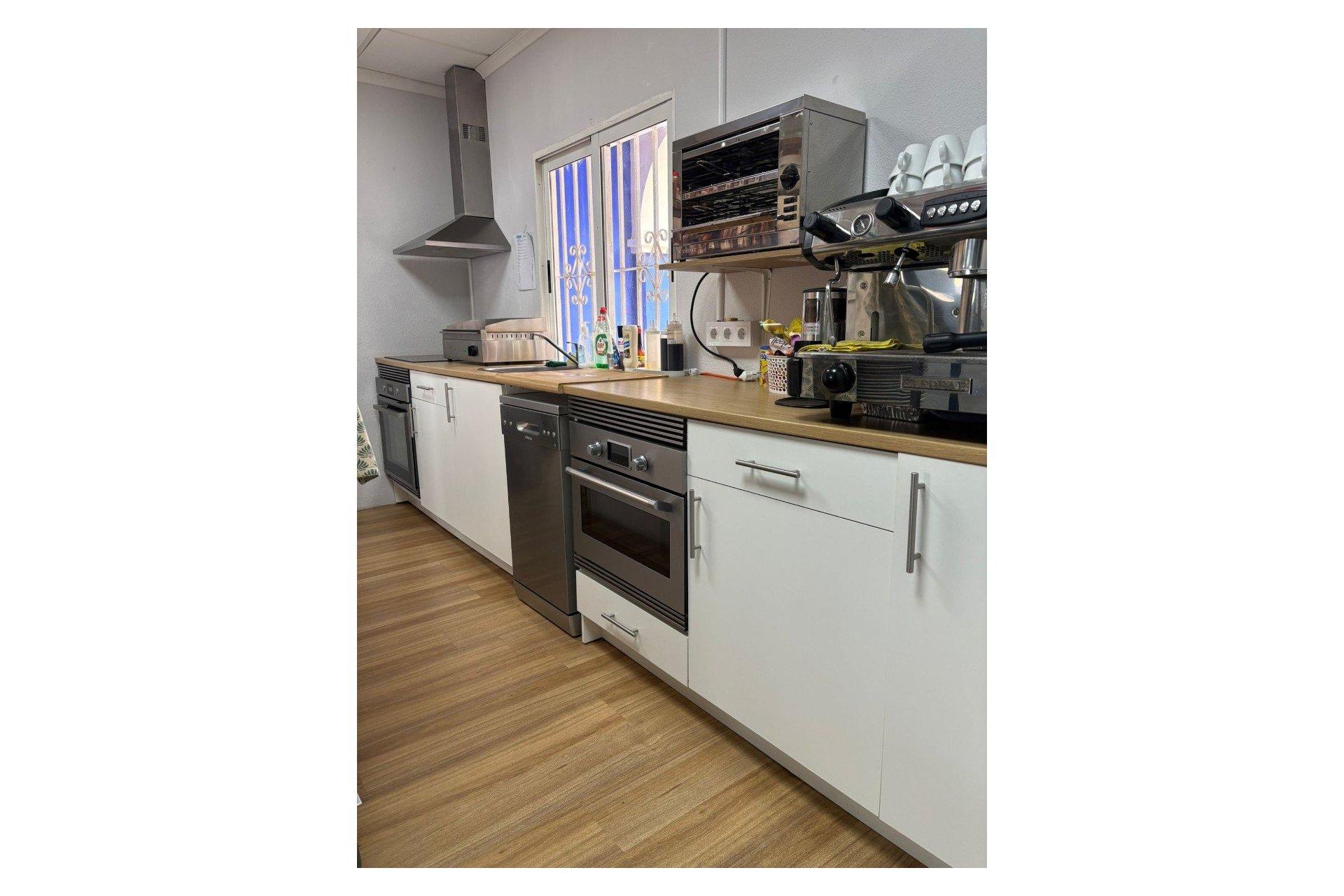 Reventa - Commercial Unit -
Torrevieja - Puerto