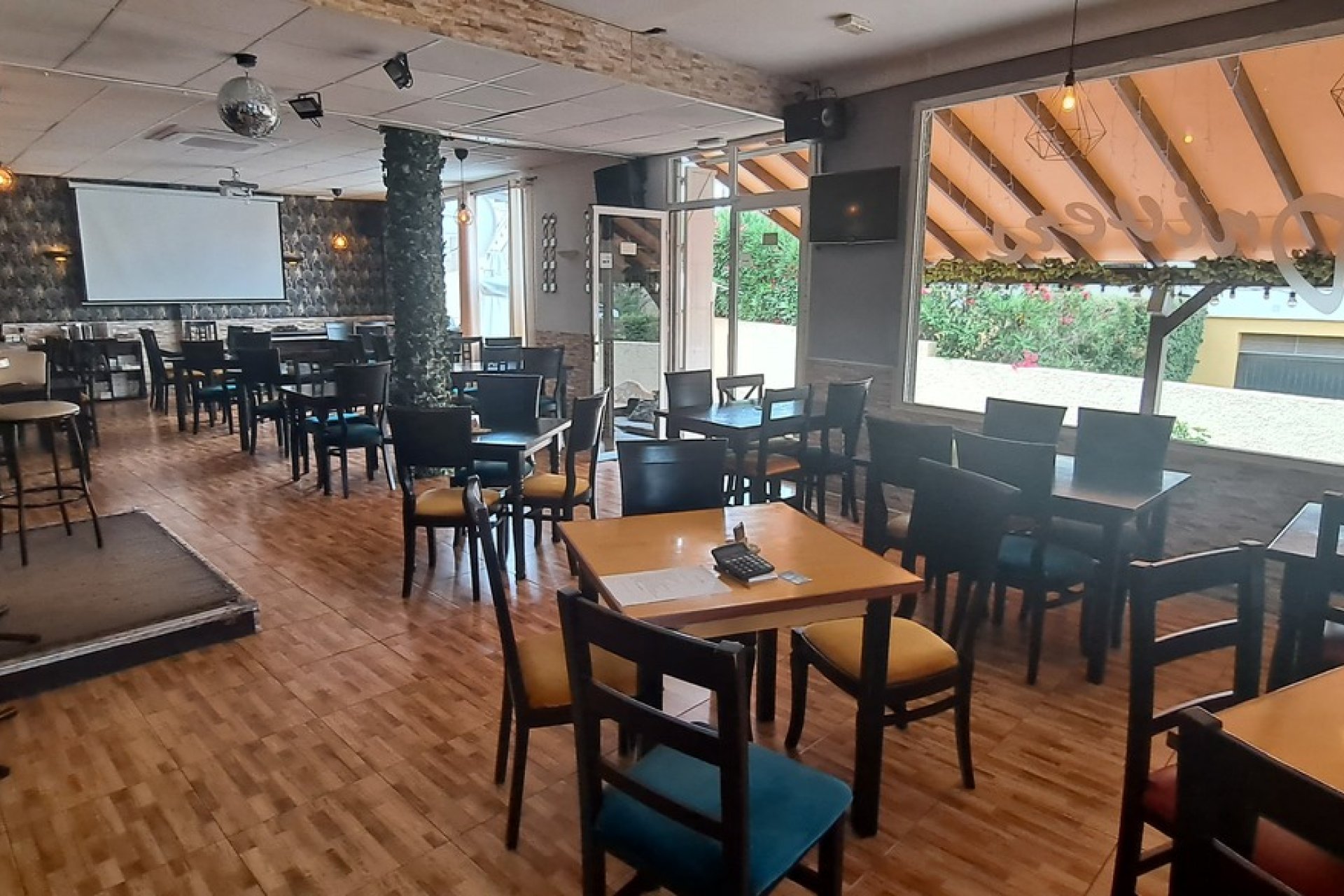 Reventa - Commercial Unit -
Villamartin - Orihuela Costa