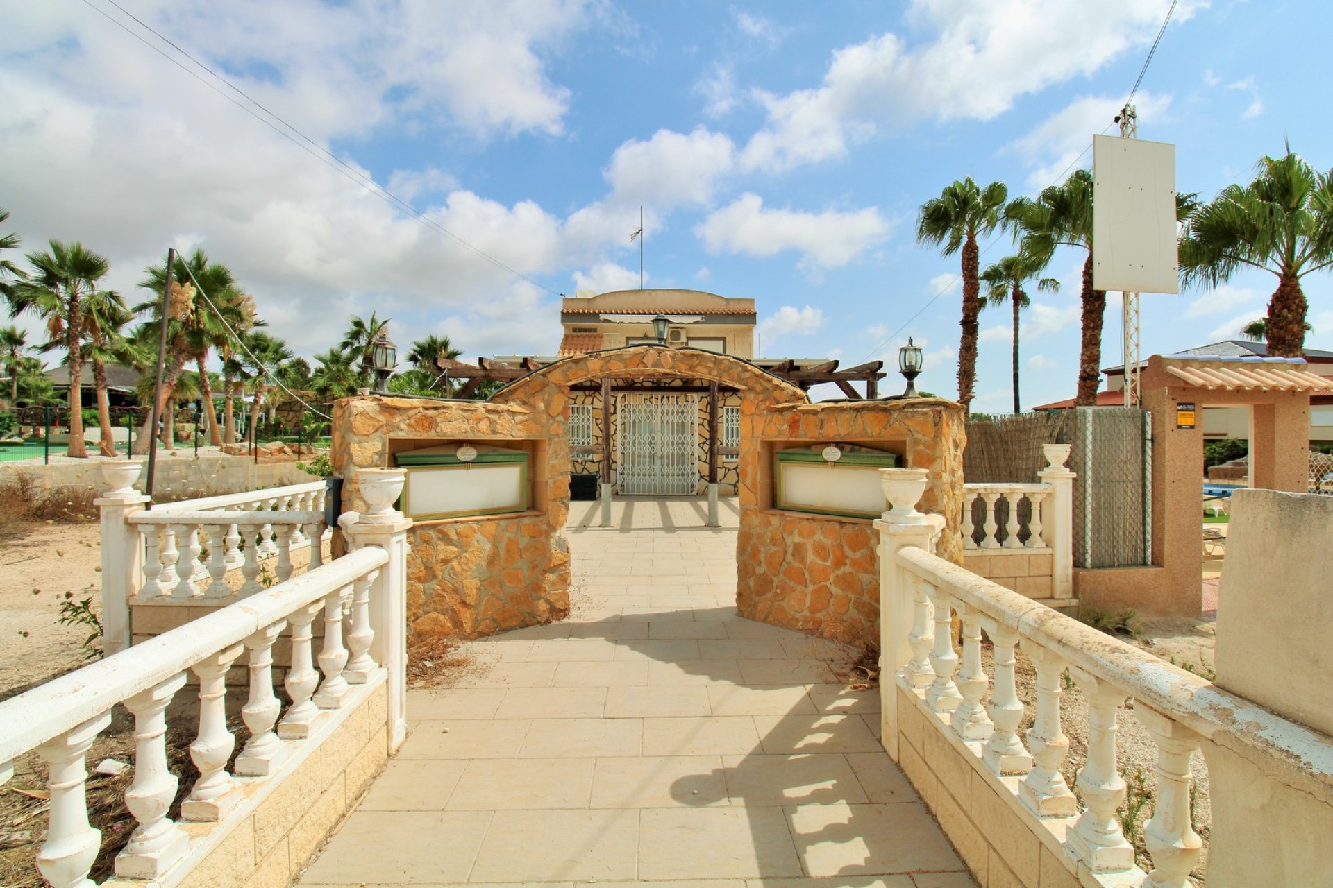 Reventa - Commercial Unit -
Villamartin - Villamartín