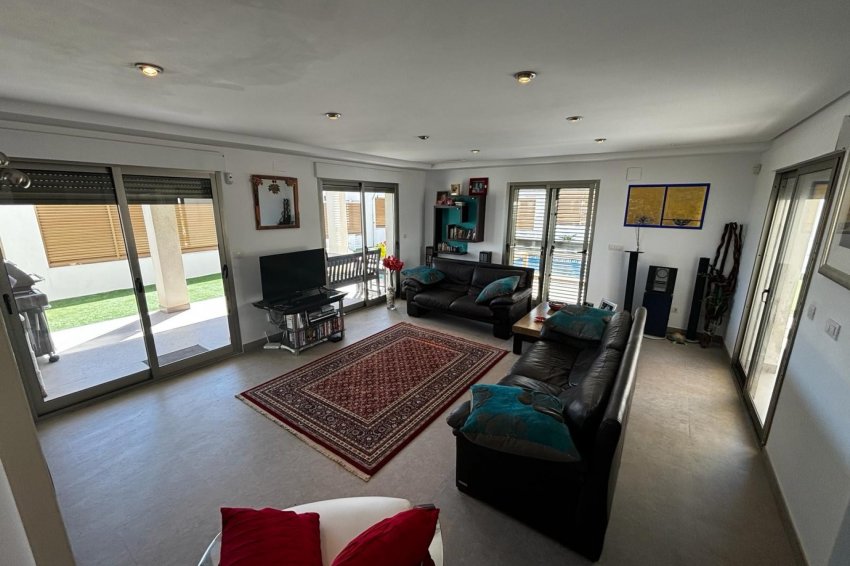 Reventa - Detached villa -
Cox