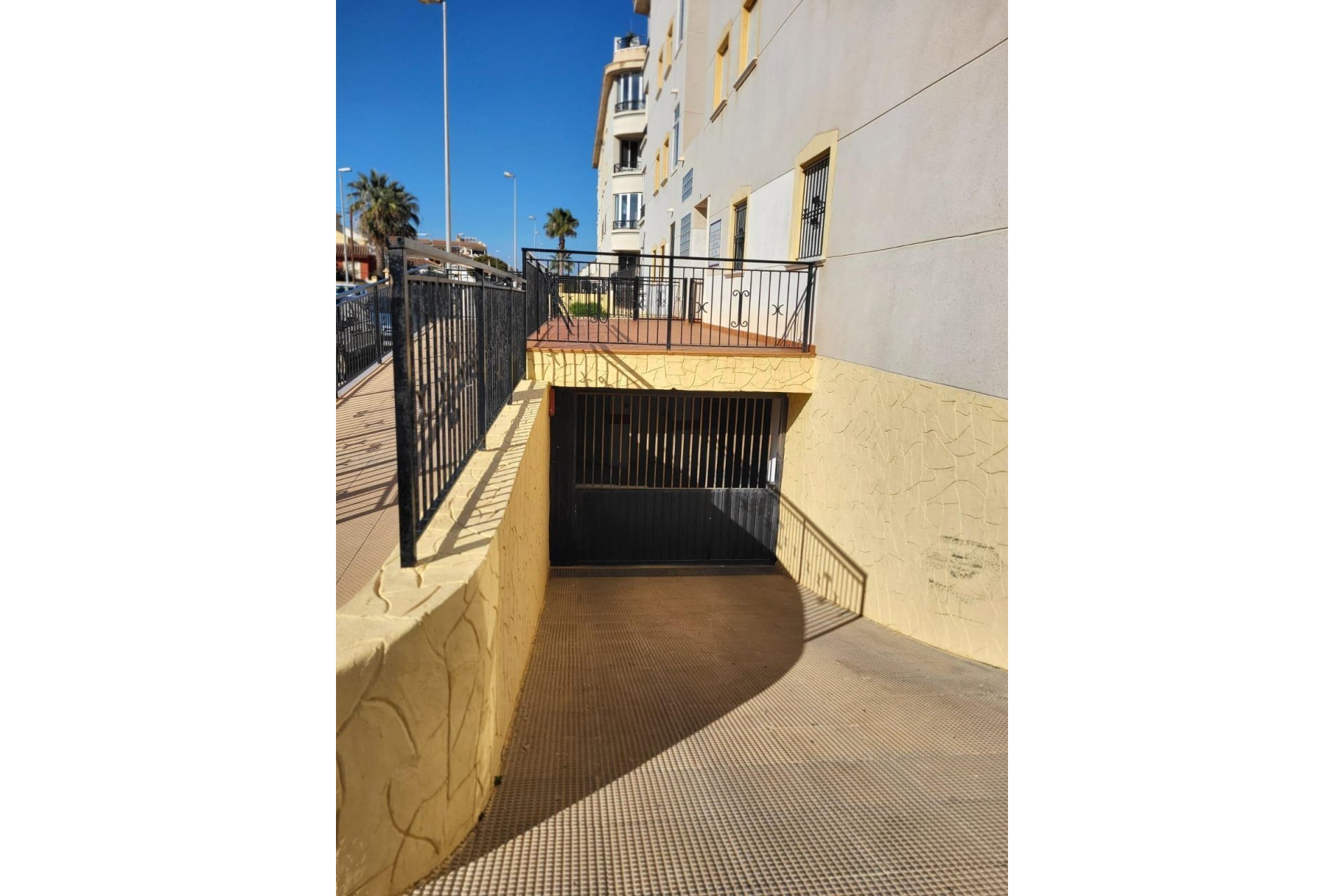 Reventa - Garaje -
Orihuela Costa - Los Almendros-La Florida