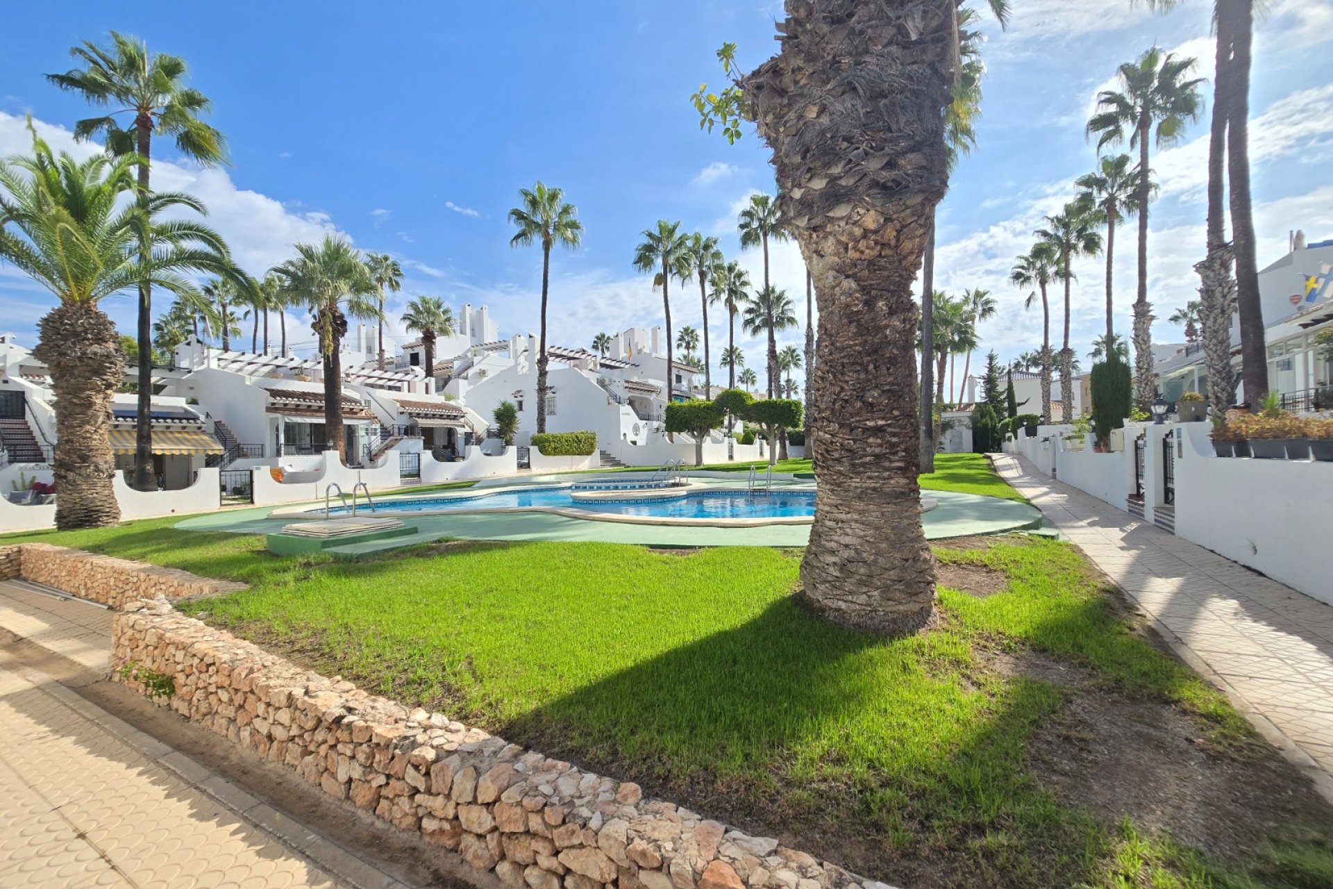 Reventa - Townhouse * -
Villamartin * - Los Dolses *