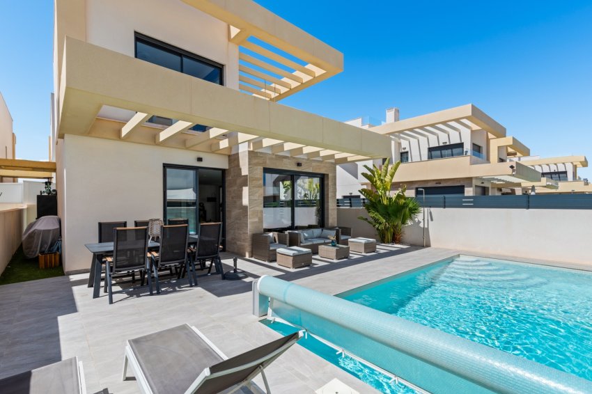 Reventa - Villa -
Los Montesinos - La Herada