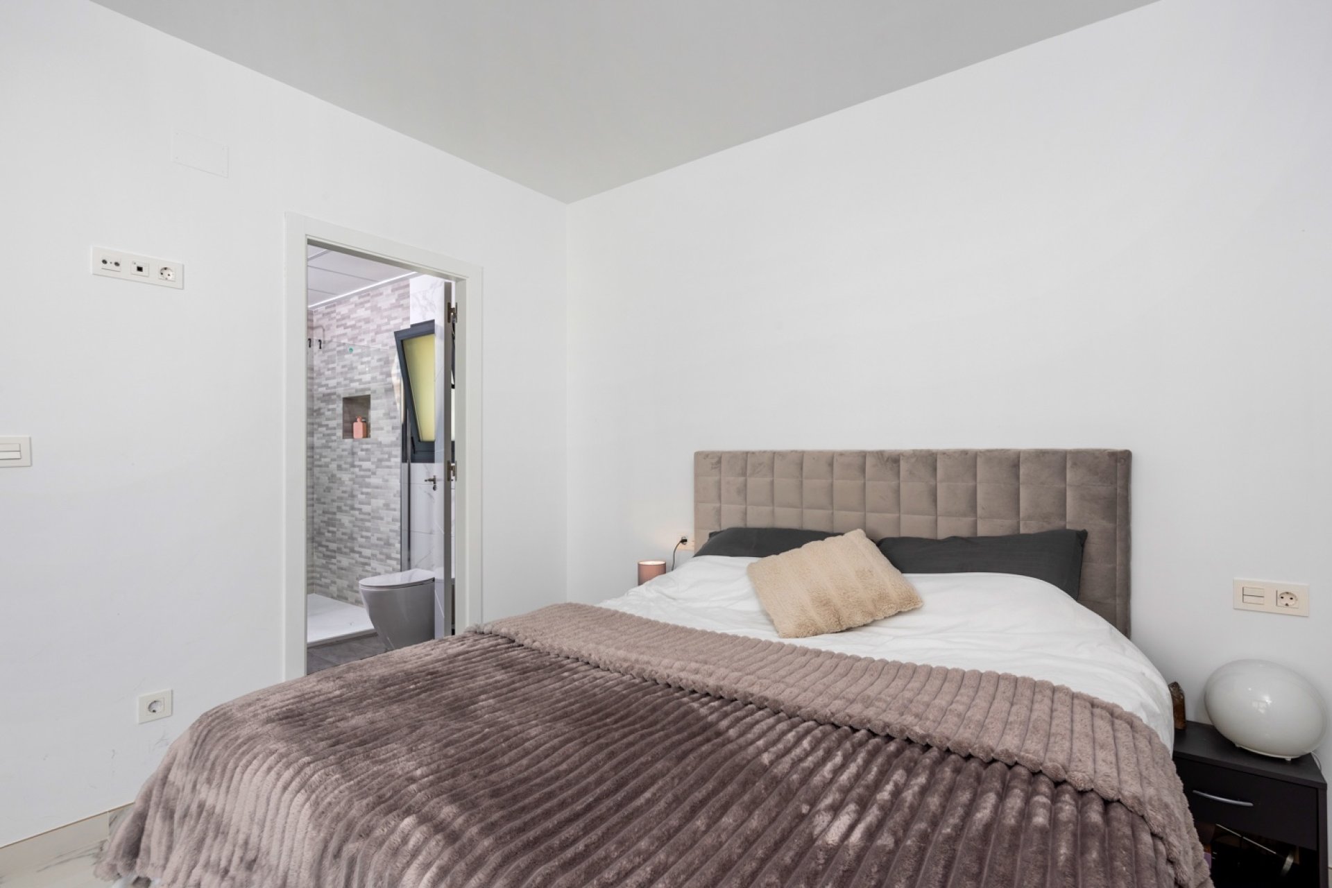 Reventa - Villa -
Los Montesinos - La Herada