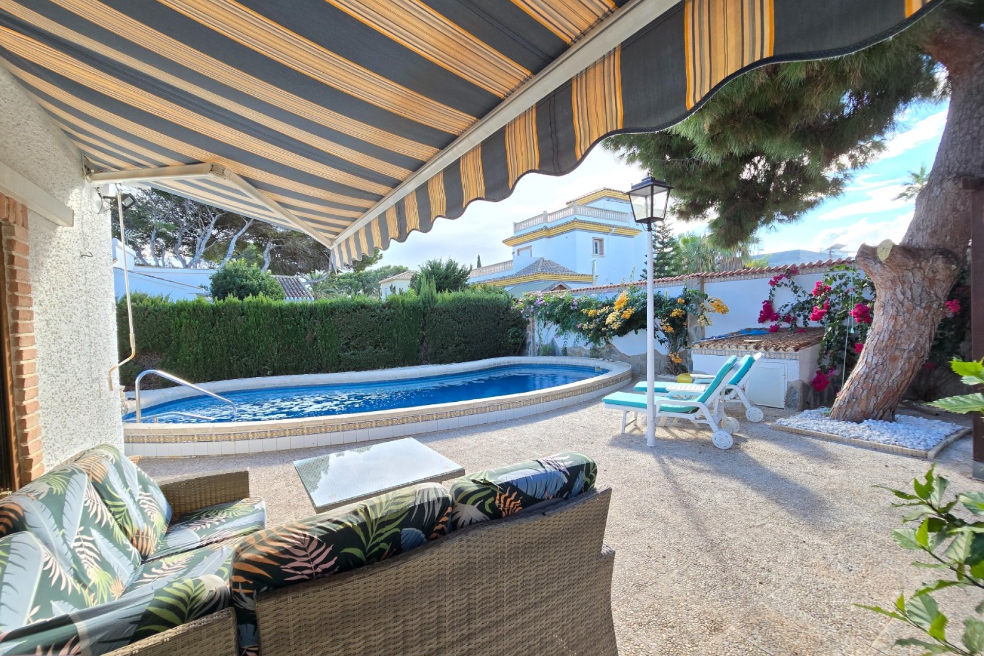 Reventa - Villa * -
Orihuela Costa * - Cabo Roig *