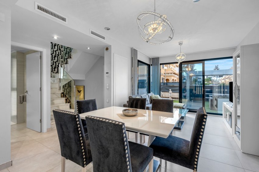 Reventa - Villa -
Orihuela Costa