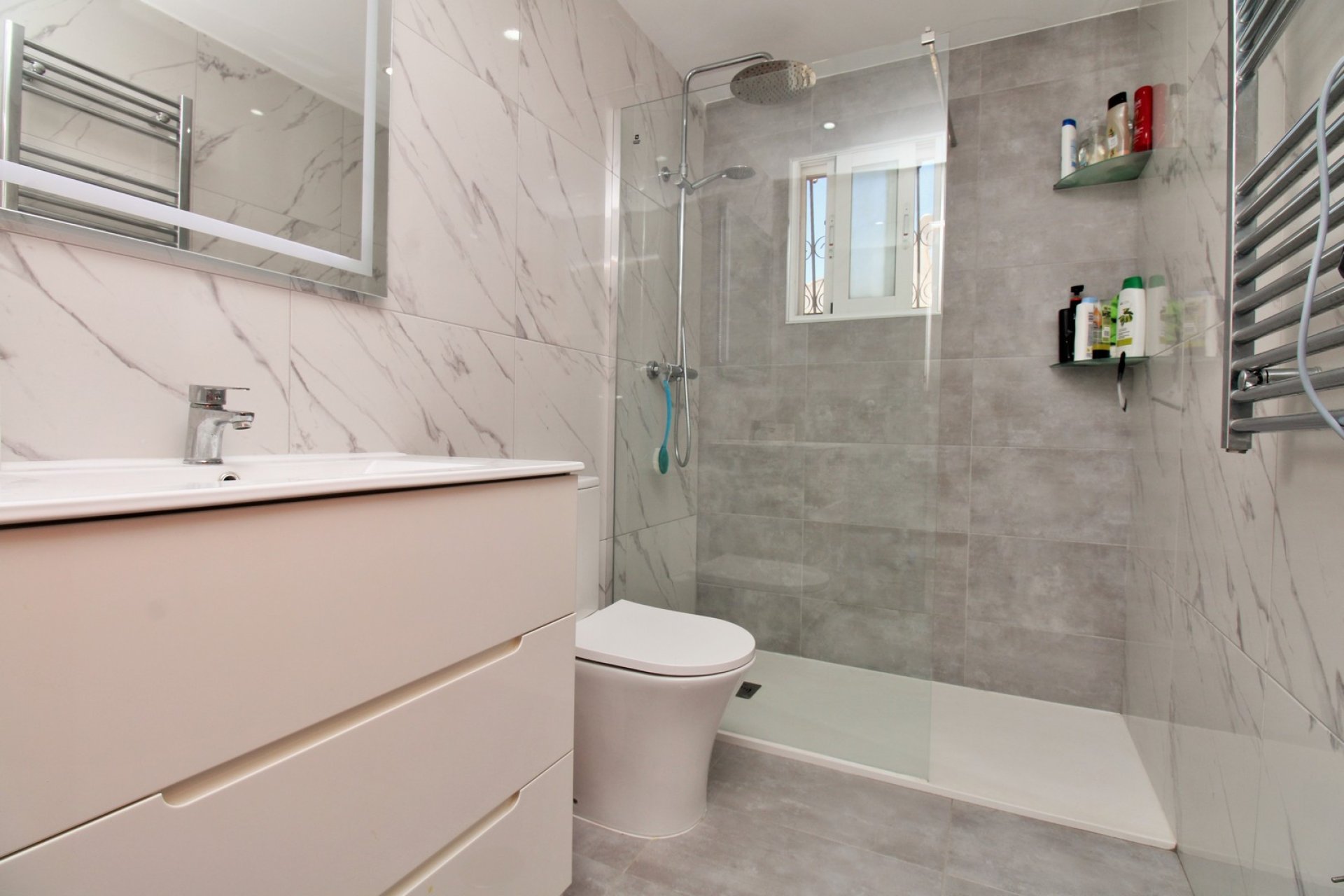 Reventa - Villa -
Villamartin - Villamartín