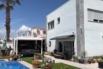 Villa / House - Återförsäljning - Torrevieja - La Siesta