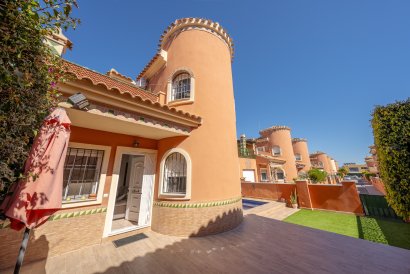 Villa - Resale - Playa Flamenca - Sportcentre