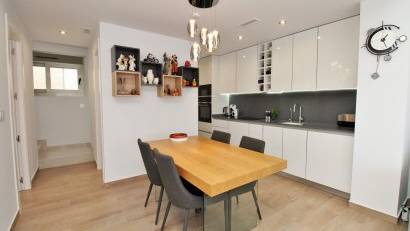 Återförsäljning - Villa -
Villamartin - Villamartín