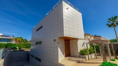 Resale - Villa -
Orihuela Costa - La Zenia