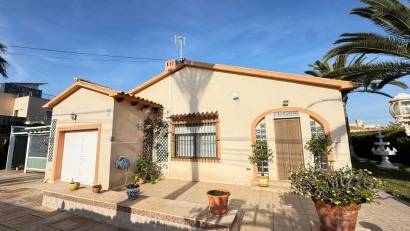 Resale - Villa -
Cabo Roig