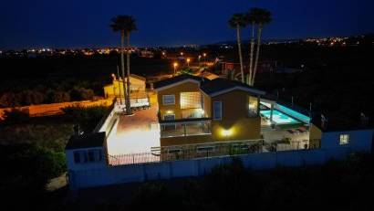 Resale - Villa -
Orihuela