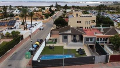 Resale - Villa -
Torrevieja