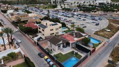 Resale - Villa -
Torrevieja