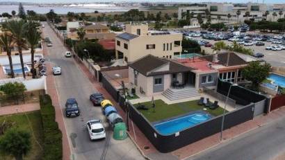 Resale - Villa -
Torrevieja