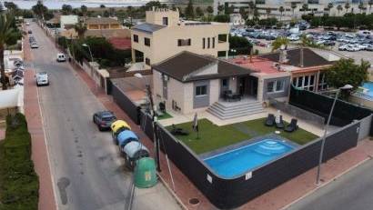 Resale - Villa -
Torrevieja