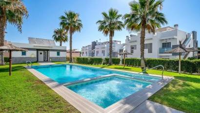 Återförsäljning - Bungalow -
Punta Prima