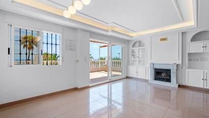 Resale - Villa -
Torrevieja